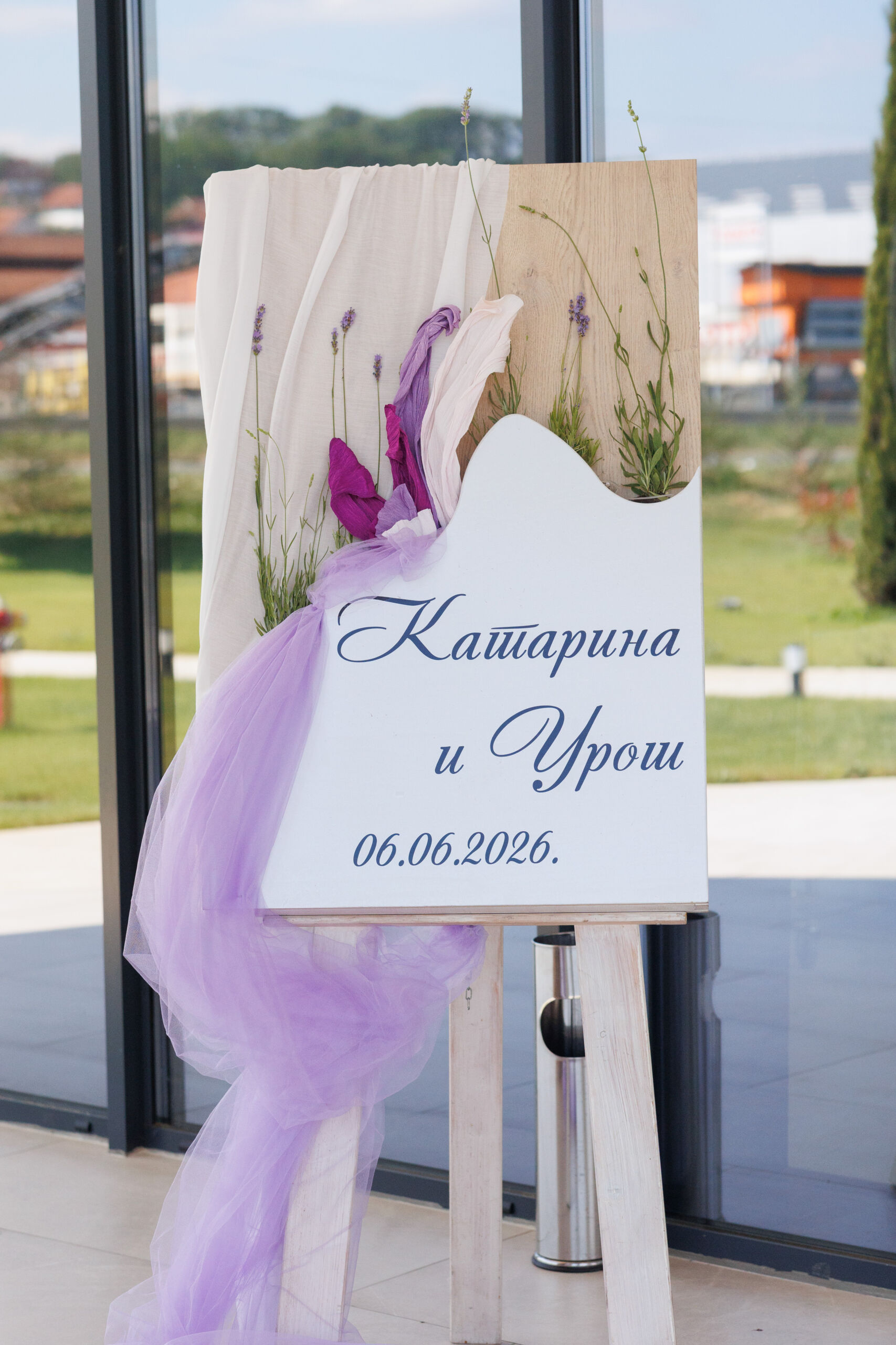 dobrodoslica za vencanje sa cvecem i ljubicastim detaljima