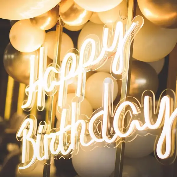 happy birthday slova ispred balona dekoracija rodjendana