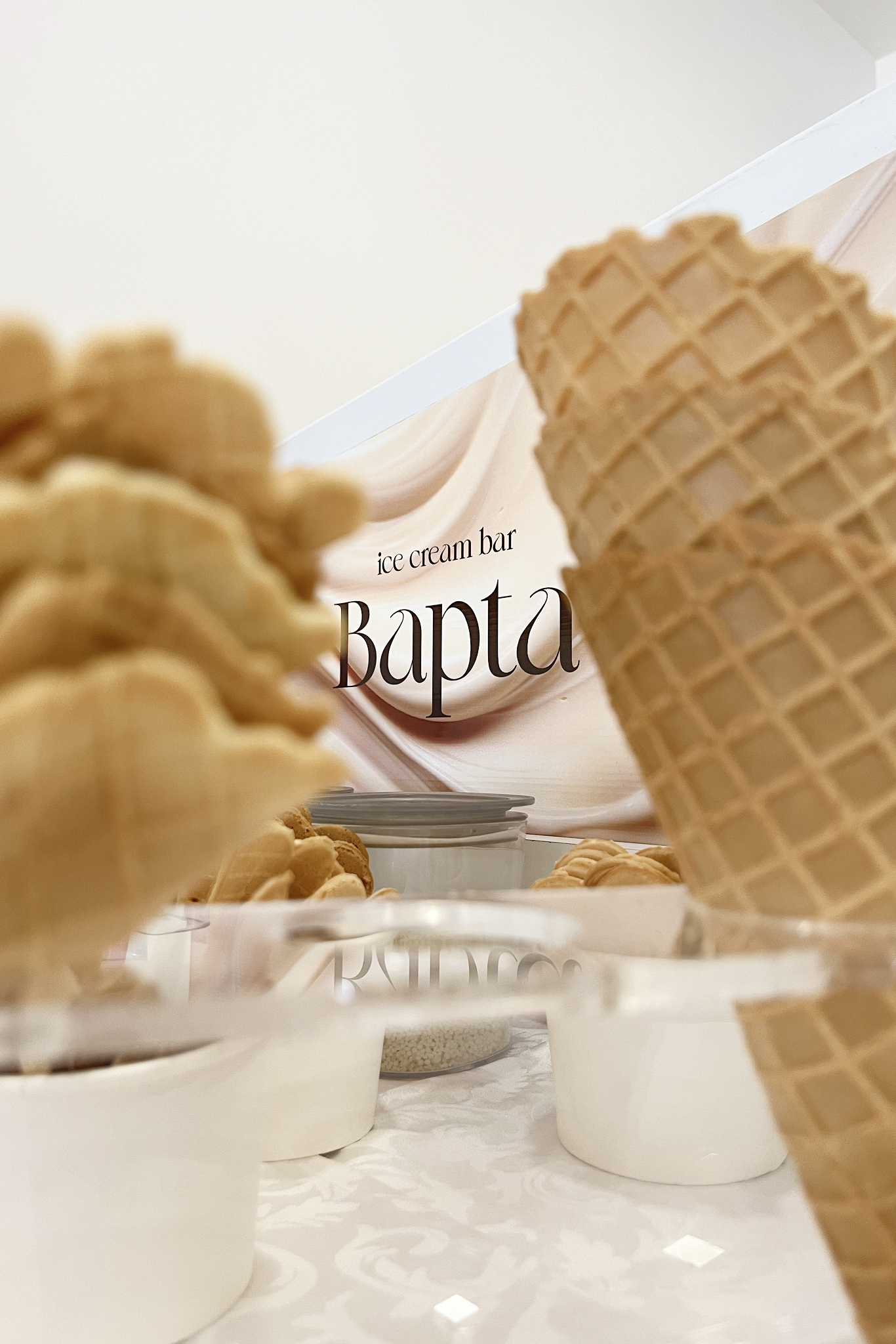bapta sladoled bar sa kornetima ispred